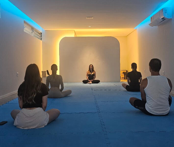 Treinamento de consciência respiratória e capacidade pulmonar no Yôga em Joinville.